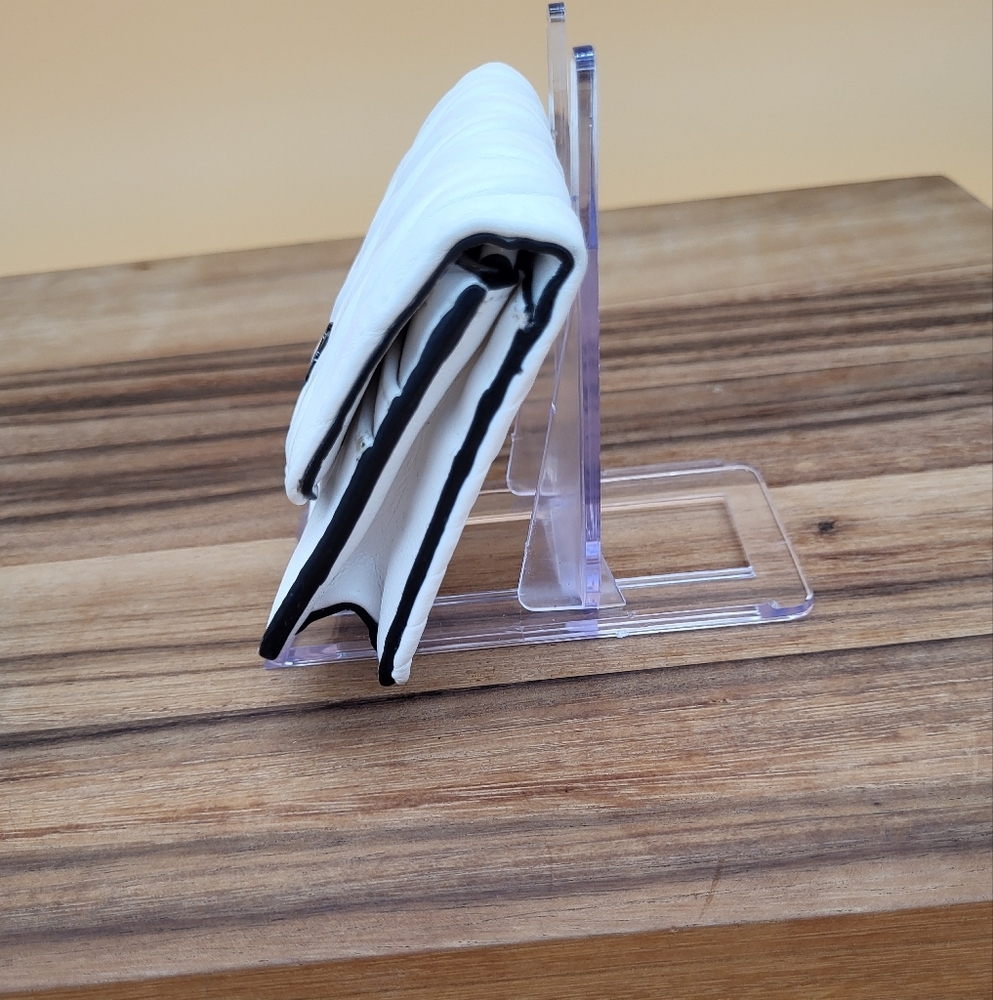 🩷 3/$15 Simply Vera White and Black Wallet - Picture 2 of 4